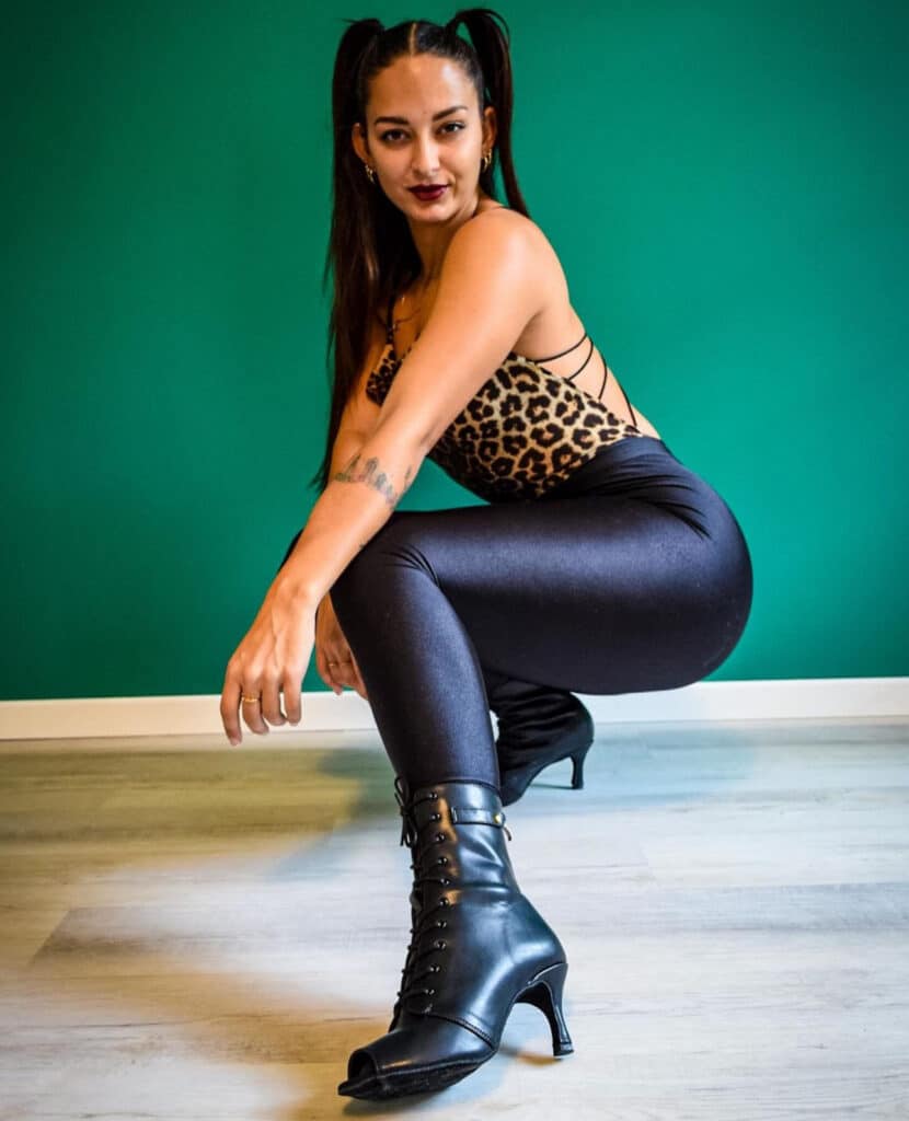 Chiara bachatera con stilettos negros de tacón medio